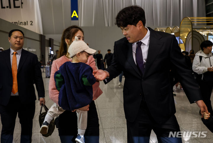 [인천공항=뉴시스] 정병혁 기자 = 한화이글스로 이적한 류현진이 23일 인천국제공항에서 전지훈련지인 일본 오키나와로 출국을 위해 이동하며 가족에게 인사를 하고 있다. 2024.02.23. jhope@newsis.com