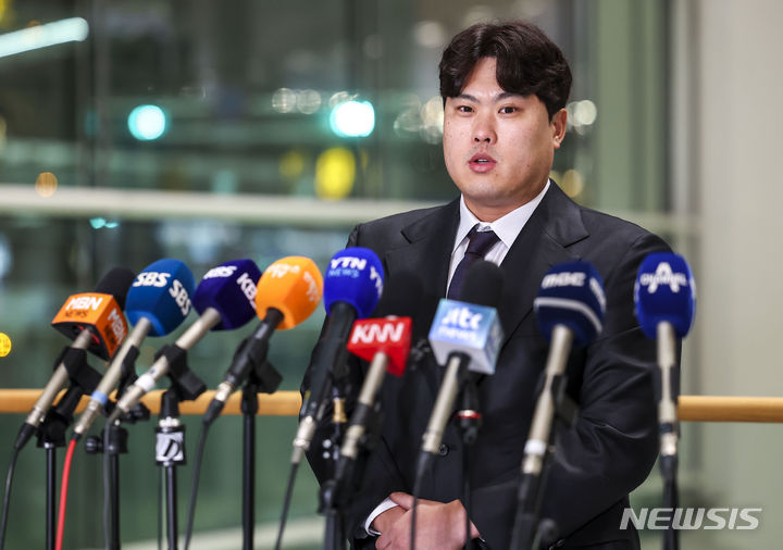 [인천공항=뉴시스] 정병혁 기자 = 한화이글스로 이적한 류현진이 23일 인천국제공항에서 전지훈련지인 일본 오키나와로 출국에 앞서 취재진의 질문에 답하고 있다. 2024.02.23. jhope@newsis.com