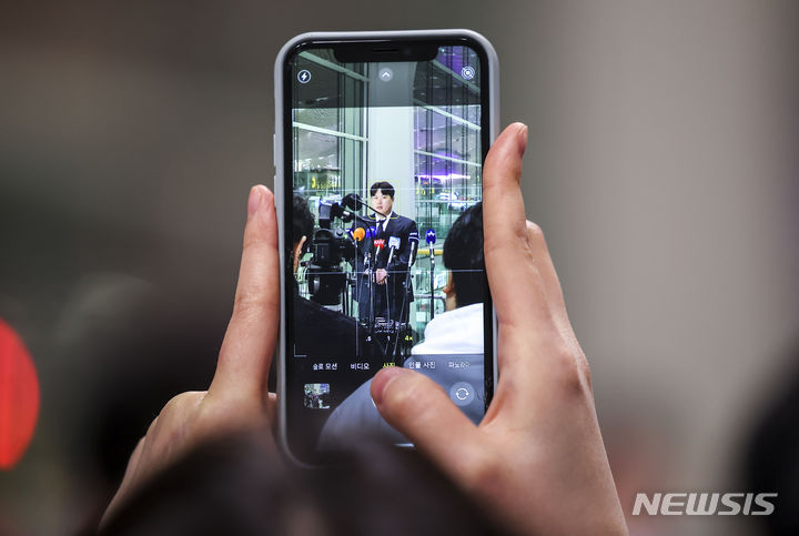 [인천공항=뉴시스] 정병혁 기자 = 23일 인천국제공항에서 한 팬이 류현진의 사진을 찍고 있다. 2024.02.23. jhope@newsis.com