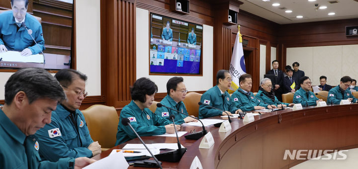 [서울=뉴시스] 김명원 기자 = 한덕수 국무총리가 지난 23일 오전 서울 종로구 정부서울청사에서 열린 의사집단행동 중앙재난안전대책본부(중대본) 회의에 참석해 발언하는 모습. 2024.02.23. kmx1105@newsis.com