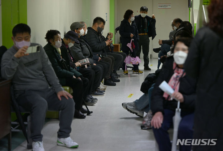 [광주=뉴시스] 김혜인 기자 = 전공의 집단 이탈이 시작된 지 나흘째인 23일 오전 광주 남구 한 2차병원에서 시민들이 진료를 기다리고 있다. 2024.02.23. hyein0342@newsis.com