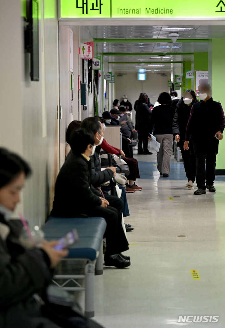 [광주=뉴시스] 김혜인 기자 = 전공의 집단 이탈이 시작된 지 나흘째인 23일 오전 광주 남구 한 2차병원에서 시민들이 진료를 기다리고 있다. 2024.02.23. hyein0342@newsis.com