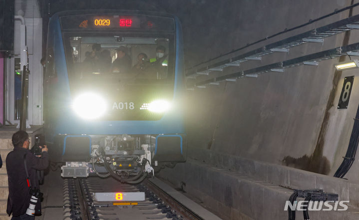 [서울=뉴시스] 황준선 기자 = 지난 2월23일 오전 서울 강남구 수서역에 오는 3월 30일 개통을 앞둔 수도권광역급행철도(GTX)-A 수서-동탄 구간 열차가 영업시운전을 위해 대기하고 있다. 2023.02.23. hwang@newsis.com