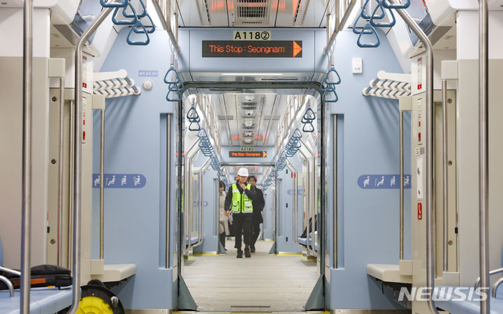 [서울=뉴시스] 황준선 기자 = 23일 오전 서울 강남구 수서역에서 오는 3월 30일 개통을 앞두고 영업시운전을 나서는 수도권광역급행철도(GTX)-A 수서-동탄 구간 열차가 취재진에게 공개되고 있다. 2023.02.23. hwang@newsis.com