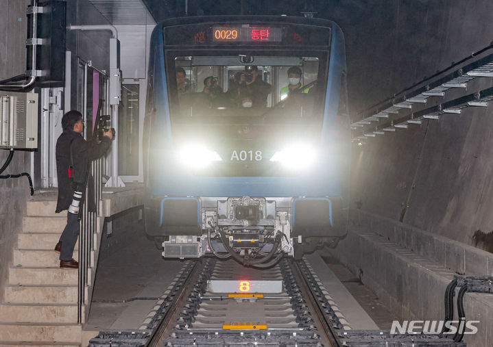 [서울=뉴시스] 황준선 기자 = 서울 강남구 수서역에 오는 3월 30일 개통을 앞둔 수도권광역급행철도(GTX)-A 수서-동탄 구간 열차가 영업시운전을 위해 대기하고 있다. 2023.02.23. hwang@newsis.com