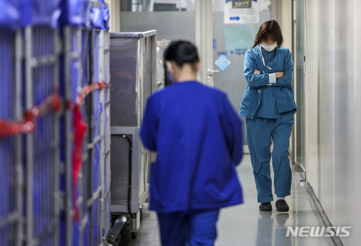 [서울=뉴시스] 정병혁 기자 = 전공의 업무중단이 이어지고 있는 23일 서울시내 한 공공병원에서 의료진들이 이동하고 있다. 2024.02.23. jhope@newsis.com