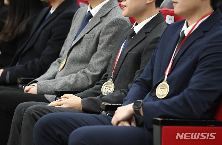 [광주=뉴시스] 박기웅 기자 = 지난달 23일 오전 광주 동구 전남대학교 학동캠퍼스 의과대학 명학회관 대강당에서 '2023학년도 의과대학 제72회 히포크라테스 선서식'이 열렸다. 2024.03.05. pboxer@newsis.com