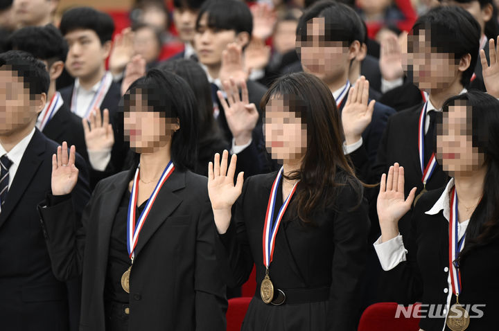 [광주=뉴시스] 박기웅 기자 = 23일 오전 광주 동구 전남대학교 학동캠퍼스 의과대학 명학회관 대강당에서 '2023학년도 의과대학 제72회 히포크라테스 선서식'에서 졸업생들이 선서를 하고 있다. 2024.02.23. pboxer@newsis.com