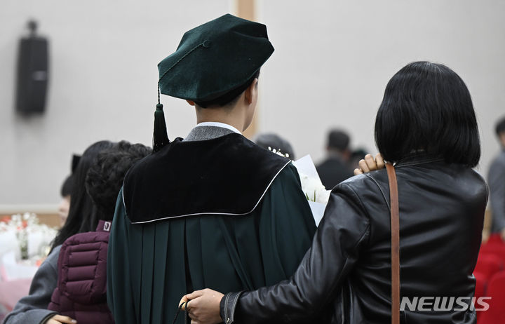 [광주=뉴시스] 박기웅 기자 = 23일 오전 광주 동구 전남대학교 학동캠퍼스 의과대학 명학회관 대강당에서 '2023학년도 의과대학 제72회 히포크라테스 선서식'이 열렸다. 졸업생들이 친구, 가족들과 기념촬영을 하고 있다. 2024.02.23. pboxer@newsis.com