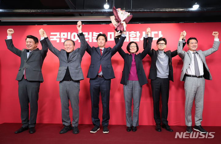 [서울=뉴시스] 조성봉 기자= 한동훈 국민의힘 비상대책위원장이 23일 오전 서울 여의도 국민의힘 중앙당사에서 열린 국민의미래 중앙당 창당대회에서 참석자들과 기념촬영을 하고 있다. 왼쪽부터 유의동 국민의힘 정책위의장, 윤재옥 국민의힘 원내대표, 정우창 국민의미래 사무총장, 조혜정 국민의미래 당대표, 한 비대위원장, 장동혁 국민의힘 사무총장. (공동취재) 2024.02.23. photo@newsis.com