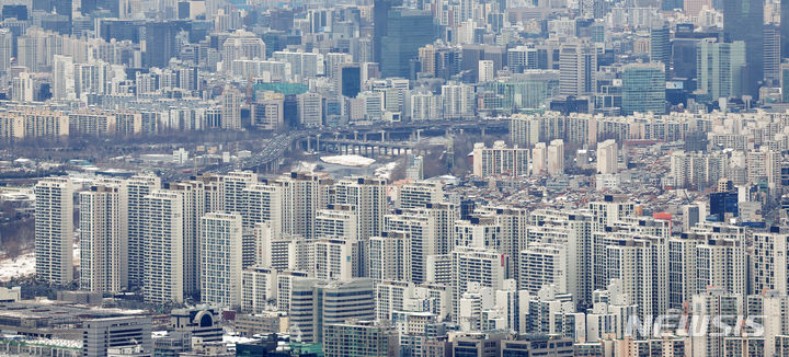 [서울=뉴시스] 김선웅 기자 = 서울 아파트 매매가격이 하락세를 보이고 전세가격 지수가 상승하며 매매가 대비 전세가를 나타내는 전세가율이 7개월 연속 상승했다. 이번달 서울 아파트 전세가율은 52.45%로 지난해 7월 50.94%를 시작으로 7개월 연속 상승세를 보이고 있다. 23일 서울 도심 아파트 단지의 모습. 2024.02.23. mangusta@newsis.com