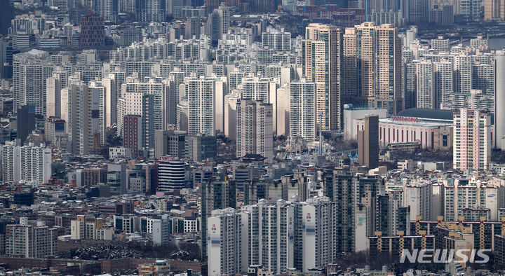 [서울=뉴시스] 김선웅 기자 = 서울 아파트 매매가격이 하락세를 보이고 전세가격 지수가 상승하며 매매가 대비 전세가를 나타내는 전세가율이 7개월 연속 상승했다. 이번달 서울 아파트 전세가율은 52.45%로 지난해 7월 50.94%를 시작으로 7개월 연속 상승세를 보이고 있다. 23일 서울 도심 아파트 단지의 모습. 2024.02.23. mangusta@newsis.com