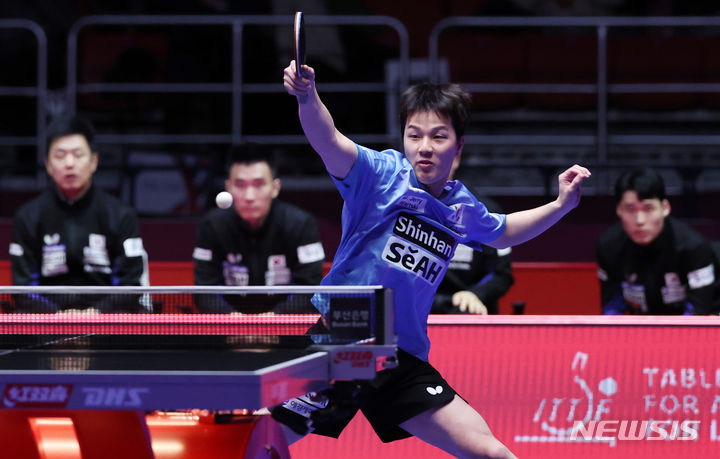 [부산=뉴시스] 김진아 기자 = 23일 부산 해운대구 벡스코에서 열린 BNK부산은행 2024 부산세계탁구선수권대회 남자 8강 한국과 덴마크의 경기, 안재현이 마르틴 안데르센을 상대로 경기를 펼치고 있다. 2024.02.23. bluesoda@newsis.com
