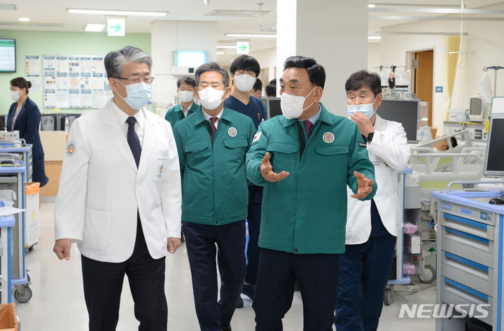 [울산=뉴시스] 배병수 기자 = 김두겸 울산시장이 23일 오전 전공의 집단행동 관련 울산대병원을 방문 정융기 병원장과 병원2층 중환자실을 둘러보고 있다. 2024.02.23. bbs@newsis.com