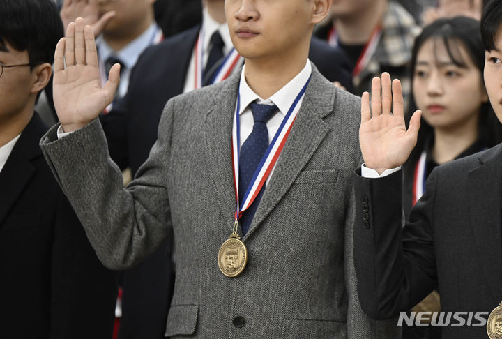 [광주=뉴시스] 박기웅 기자 = 지난 23일 오전 광주 동구 전남대학교 학동캠퍼스 의과대학 명학회관 대강당에서 '2023학년도 의과대학 제72회 히포크라테스 선서식'이 열렸다. 2024.02.26. pboxer@newsis.com