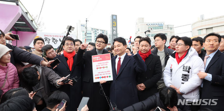 [인천=뉴시스] 전진환 기자 = 한동훈 국민의힘 비상대책위원장이 23일 오후 인천 계양구 박촌역을 찾아 원희룡 계양을 후보의 지지발언을 하고 있다. 원 후보 오른쪽은 이천수 후원회장. 2024.02.23. amin2@newsis.com