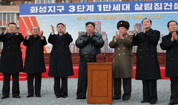 [서울=뉴시스] 김정은 북한 국무위원장이 23일 평양 화성지구에서 열린 3단계 1만 세대 살림집(주택) 건설 사업 착공식에 참석한 모습. 2024.02.24. (사진=노동신문 캡처) *재판매 및 DB 금지