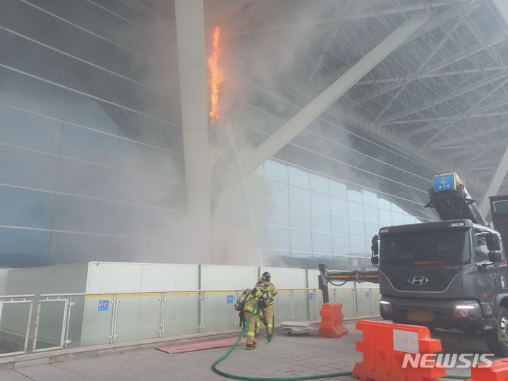 [인천=뉴시스] 이루비 기자 = 24일 오후 인천 중구 인천국제공항 제2여객터미널 3층 출국장 1번 게이트에서 불이 나 소방당국이 진화에 나섰다. (사진=인천소방본부 제공) 2024.02.24. photo@newsis.com