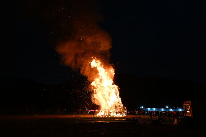 [부산=뉴시스] 24일 오후 부산 기장군 해운대해수욕장 철마면 철마천변 일원에서 달집을 태우며 올 한 해 건강과 풍요를 기원하는 '제13회 정월대보름 달집 행사'가 진행되고 있다. (사진=기장군 제공) 2024.02.24. photo@newsis.com *재판매 및 DB 금지