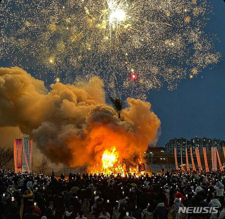 [대구=뉴시스] 정재익 기자 = 정월대보름인 24일 대구 북구 산격야영장에서 열린 '2024 금호강 정월대보름 축제'에서 시민들이 활활 타오르는 달집을 바라보고 있다. 2024.02.24. jjikk@newsis.com