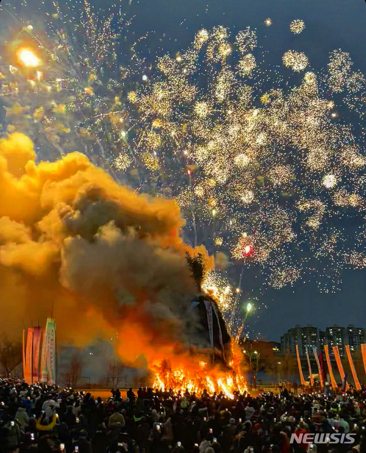 [대구=뉴시스] 정재익 기자 = 정월대보름인 24일 대구 북구 산격야영장에서 열린 '2024 금호강 정월대보름 축제'에서 시민들이 활활 타오르는 달집을 바라보고 있다. 2024.02.24. jjikk@newsis.com