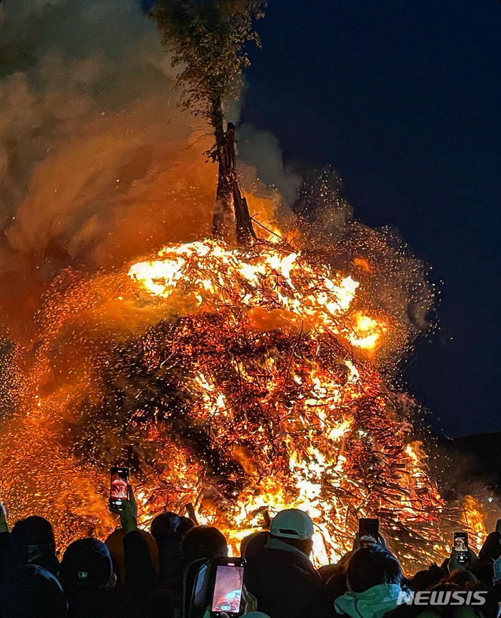 [대구=뉴시스] 정재익 기자 = 2024년 금호강 정월대보름 축제 달집태우기 모습. (사진=뉴시스 DB)