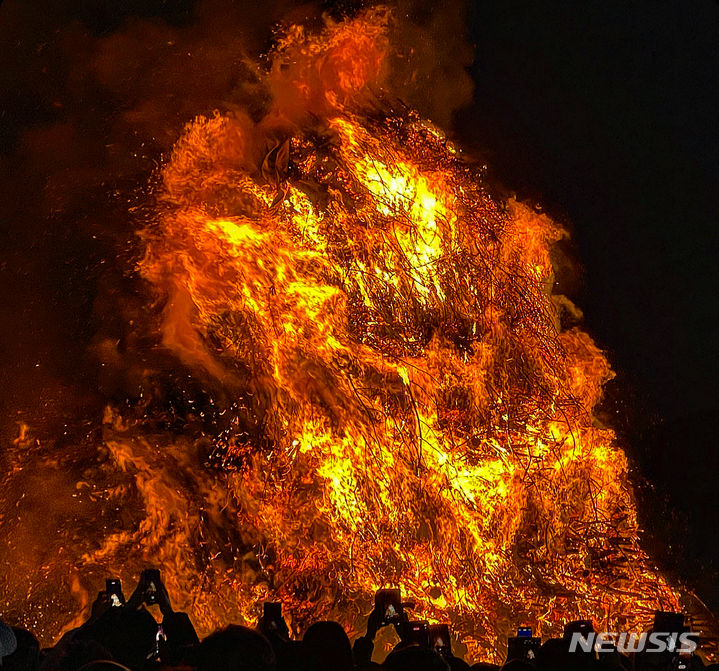 [대구=뉴시스] 정재익 기자 = 정월대보름인 24일 대구 북구 산격야영장에서 열린 '2024 금호강 정월대보름 축제'에서 시민들이 활활 타오르는 달집을 촬영하고 있다. 2024.02.24. jjikk@newsis.com