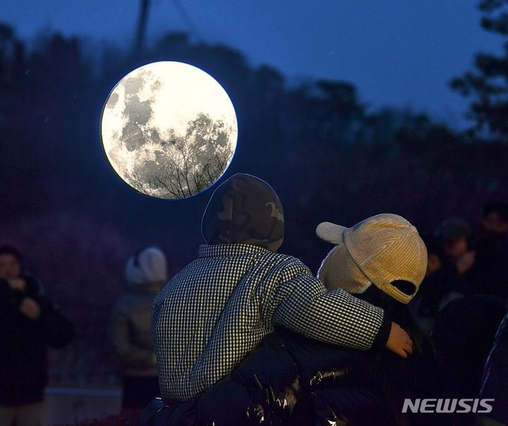 [김포=뉴시스] 정일형 기자 =애기봉평화생태공원에서 정월대보름 행사를 즐기고 있는 시민. (사진은 김포시 제공)