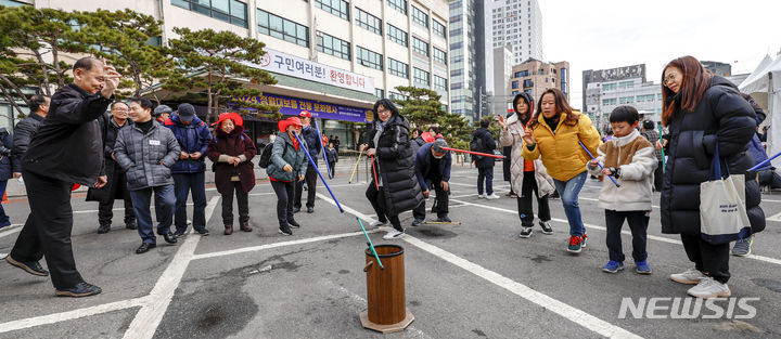 [서울=뉴시스] 정병혁 기자 = 24일 서울 동작구 2024 정월대보름 전통 문화행사를 찾은 시민들이 투호놀이를 하고 있다. 2024.02.24. jhope@newsis.com