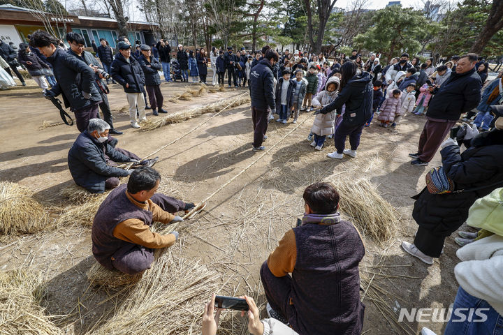 [서울=뉴시스] 정병혁 기자 = 정월대보름인 24일 서울 종로구 국립민속박물관 오촌댁 앞에서 풍년을 기원하는 볏가릿대 세우기가 진행되고 있다. 2024.02.24. jhope@newsis.com