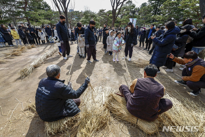 [서울=뉴시스] 정병혁 기자 = 정월대보름인 24일 서울 종로구 국립민속박물관 오촌댁 앞에서 풍년을 기원하는 볏가릿대 세우기가 진행되고 있다. 2024.02.24. jhope@newsis.com