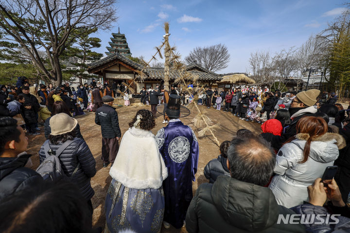 [서울=뉴시스] 정병혁 기자 = 정월대보름인 24일 서울 종로구 국립민속박물관 오촌댁 앞에서 풍년을 기원하는 볏가릿대 세우기가 진행되고 있다. 2024.02.24. jhope@newsis.com