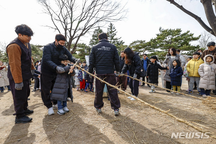 [서울=뉴시스] 정병혁 기자 = 정월대보름인 24일 서울 종로구 국립민속박물관 오촌댁 앞에서 풍년을 기원하는 볏가릿대 세우기가 진행되고 있다. 2024.02.24. jhope@newsis.com