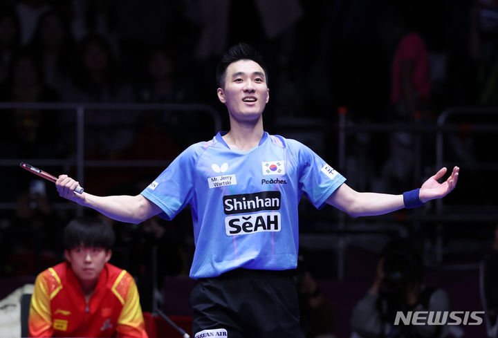 [부산=뉴시스] 김진아 기자 = 24일 부산 해운대구 벡스코에서 열린 BNK부산은행 2024 부산세계탁구선수권대회 남자 준결승 한국과 중국의 경기, 이상수가 마룽을 상대로 승리 한 후 기뻐하고 있다. 2024.02.24. bluesoda@newsis.com