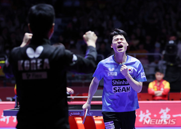 [부산=뉴시스] 김진아 기자 = 24일 부산 해운대구 벡스코에서 열린 BNK부산은행 2024 부산세계탁구선수권대회 남자 준결승 한국과 중국의 경기, 장우진이 왕추친을 상대로 득점 한 후 기뻐하고 있다. 2024.02.24. bluesoda@newsis.com