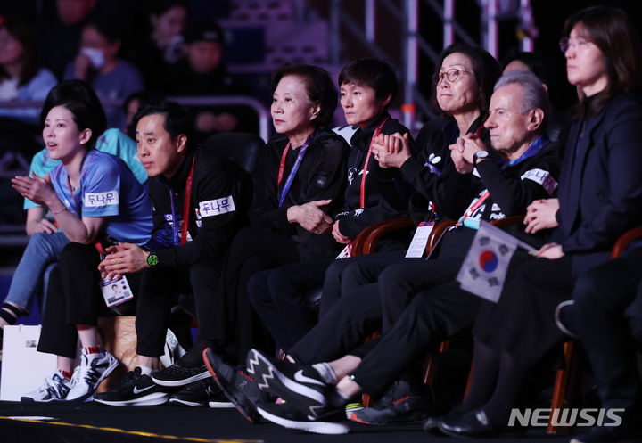 [부산=뉴시스] 김진아 기자 = 24일 부산 해운대구 벡스코에서 열린 BNK부산은행 2024 부산세계탁구선수권대회 남자 준결승 한국과 중국의 경기, 현정화 집행위원장, 유남규 감독 등이 경기를 지켜보고 있다. 2024.02.24. bluesoda@newsis.com