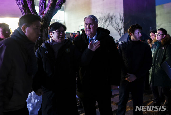 [김포=뉴시스] 정병혁 기자 = 인요한 전 국민의힘 혁신위원장 24일 경기 김포시 애기봉평화생태공원에서 열린 달빛 라이트쇼 행사에 참석해 있다. 2024.02.24. jhope@newsis.com