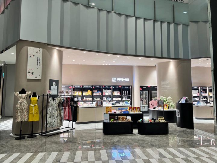 [부산=뉴시스] 부산 해운대구 신세계백화점 센텀시티점 지하 2층에 마련된 부산우수제품 쇼핑샵 '동백상회'. (사진=부산시 제공) 2024.02.25. photo@newsis.com *재판매 및 DB 금지