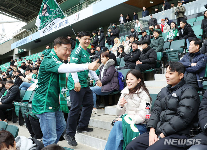 김관영 전북지사는 24일 전주월드컵경기장에서 열린 전북현대 2024 K리그 출정식에 참석해 선수단과 서포터즈를 격려하는 시간을 가졌다. 2024.02.24 (사진= 전북자치도 제공)  *재판매 및 DB 금지