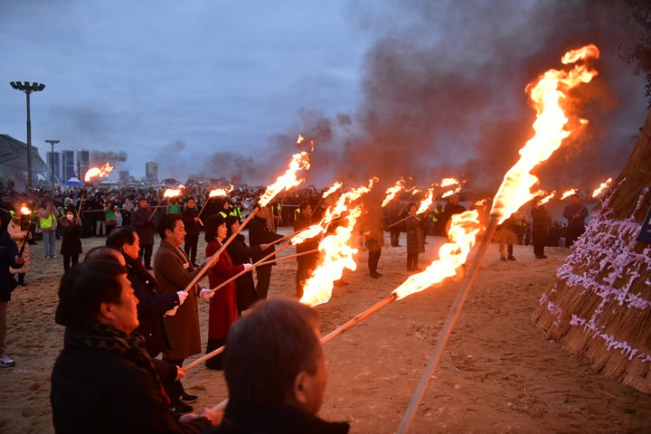 24일 강원 속초시 속초해수욕장에서 열린 2024 정월대보름 문화 행사 가운데 하이라이트인 달집 태우기에 앞서 시민들이 소원을 빌고 있다. 속초시 제공 *재판매 및 DB 금지