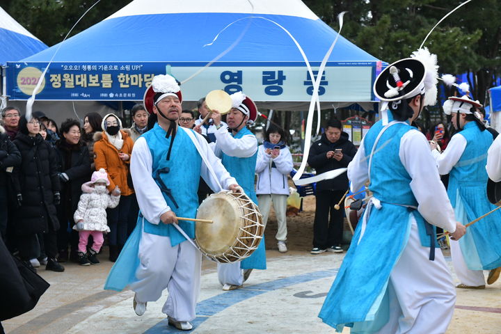 24일 강원 속초시 속초해수욕장에서 열린 2024 정월대보름 문화 행사인 풍물놀이가 흥을 돋구고 있다. 속초시 제공 *재판매 및 DB 금지