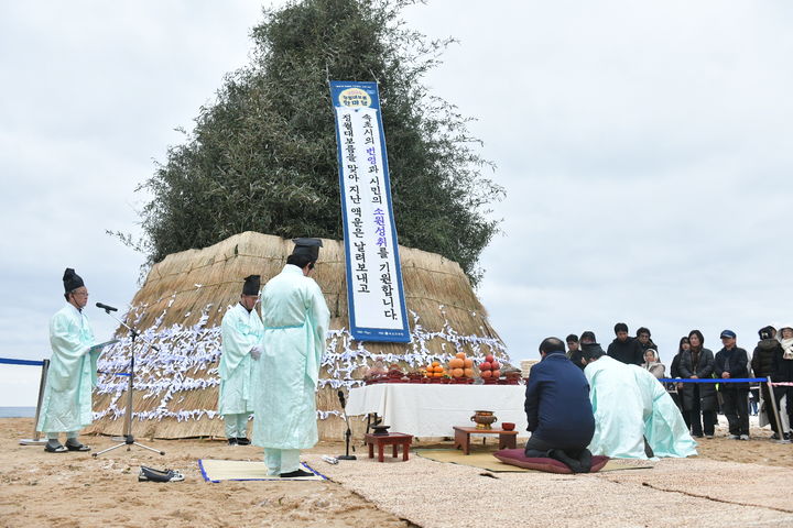 24일 강원 속초시 속초해수욕장에서 열린 2024 정월대보름 문화 행사가 펼쳐지고 있는 가운데 이병선 속초시장이 시민의 한해 무사안녕 빌고 있다. 속초시청 제공 *재판매 및 DB 금지