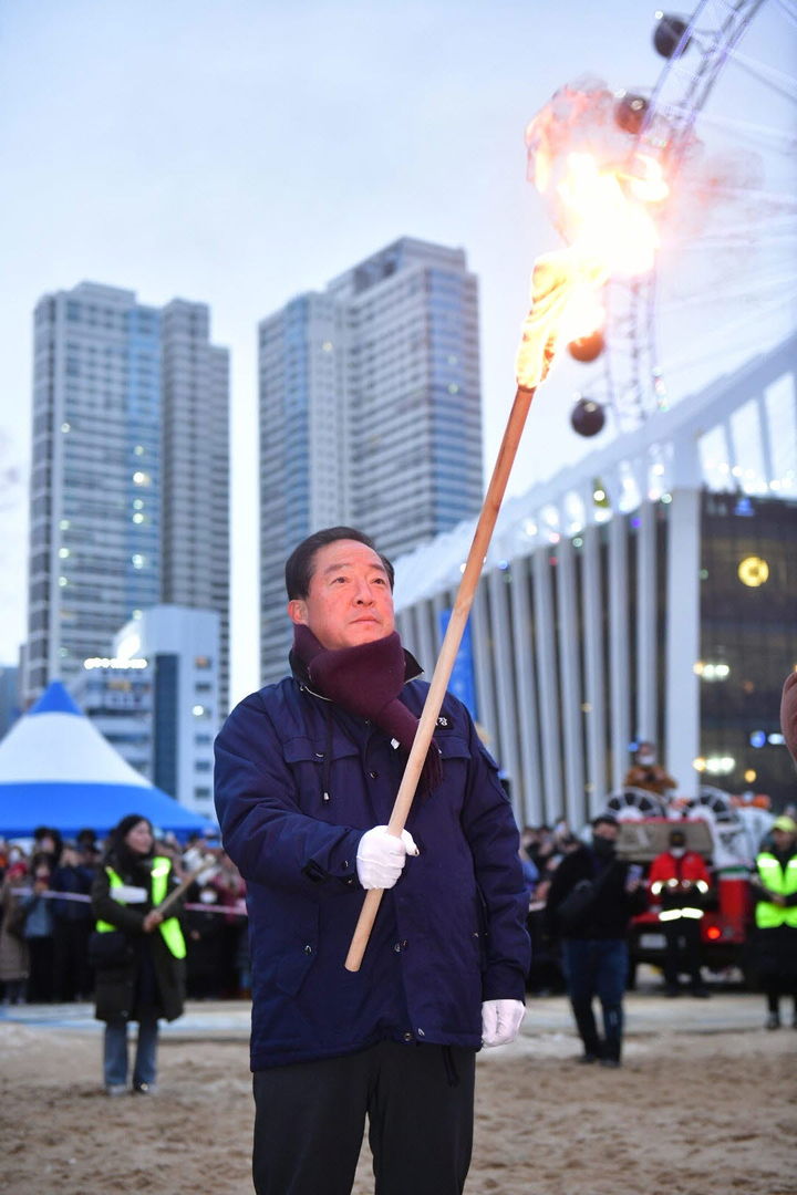 24일 강원 속초시 속초해수욕장에서 열린 2024 정월대보름 문화 행사 가운데 하이라이트인 달집 태우기 행사에 앞서 이병선 속초시장이 횃불을 밝히고 있다. 속초시청 제공 *재판매 및 DB 금지