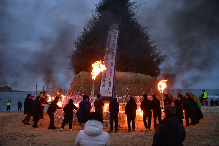 24일 강원 속초시 속초해수욕장에서 열린 2024 정월대보름 문화 행사 가운데 하이라이트인 달집 태우기에 앞서 시민들이 소원을 빌고 있다. 속초시 제공 *재판매 및 DB 금지