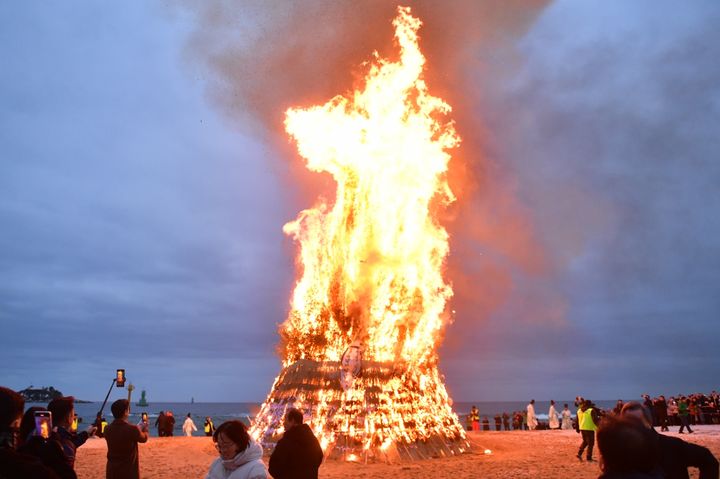 24일 강원 속초시 속초해수욕장에서 열린 2024 정월대보름 마지막 행사인 시민 번영과 소원성취를 기원하는 달집이 활활 타오르고 있다. 속초시 제공 *재판매 및 DB 금지