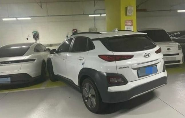 지난 23일 온라인 커뮤니티 '보배드림'에 이 같은 사연을 전한 A씨는 "다른 차량 막고 주차하면서 전화는 꼭 꺼놓는다"며 "차량으로 건물과 다른 차에 부딪치는 건 기본이고 1년 넘게 이러고 있다"고 말했다. (사진=온라인 커뮤니티 '보배드림') *재판매 및 DB 금지