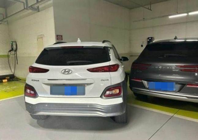 지난 23일 온라인 커뮤니티 '보배드림'에 이 같은 사연을 전한 A씨는 "다른 차량 막고 주차하면서 전화는 꼭 꺼놓는다"며 "차량으로 건물과 다른 차에 부딪치는 건 기본이고 1년 넘게 이러고 있다"고 말했다. (사진=온라인 커뮤니티 '보배드림') *재판매 및 DB 금지