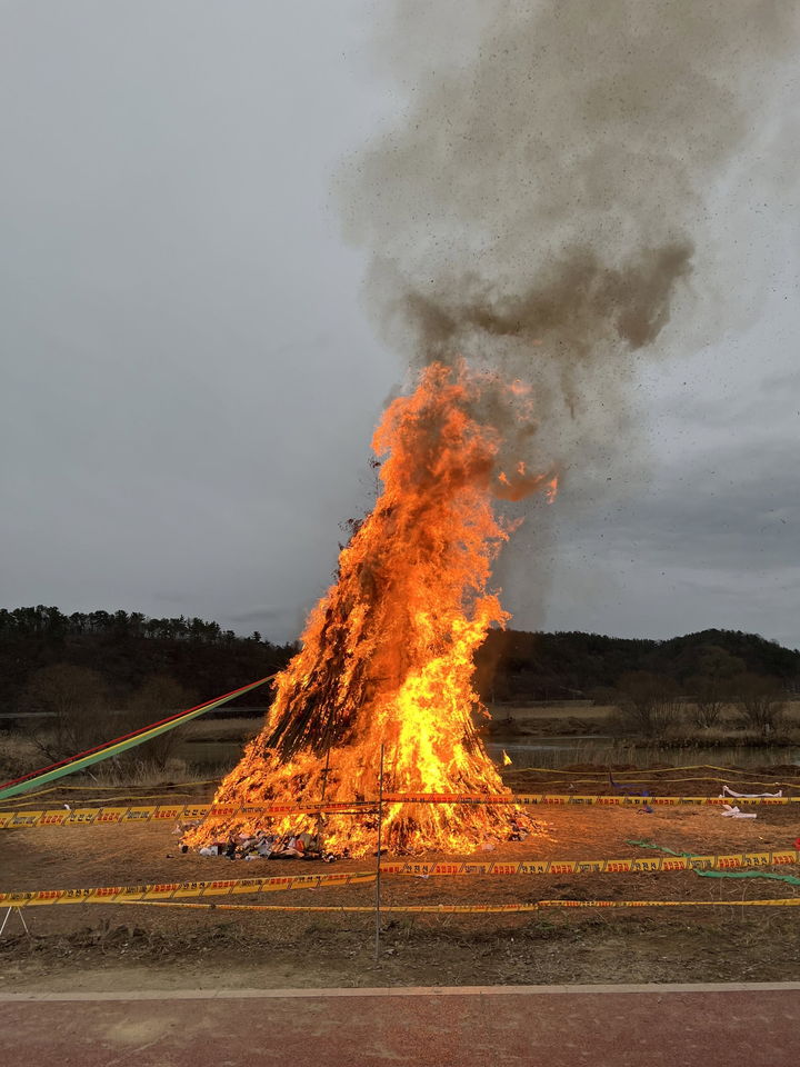 [진주=뉴시스] 진주시 하대동 액운 쫓고 안녕 기원 달집태우기 행사.(사진=뉴시스 DB).photo@newsis.com *재판매 및 DB 금지