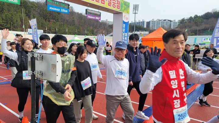 [밀양=뉴시스] 안지율 기자 = 안병구 경남 밀양시장 예비후보와 마라토너들이 제20회 밀양아리랑마라톤대회에 참석해 5㎞ 구간 출발을 하고 있다. 2023.02.25. alk9935@newsis.com. *재판매 및 DB 금지