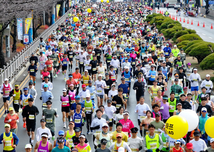 [밀양=뉴시스] 제20회 밀양아리랑마라톤대회 참가자들이 밀양대로를 달리고 있다. (사진=밀양시 제공) 2024.02.25. photo@newsis.com *재판매 및 DB 금지